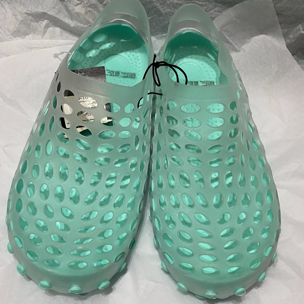 water shoes/ 9/10